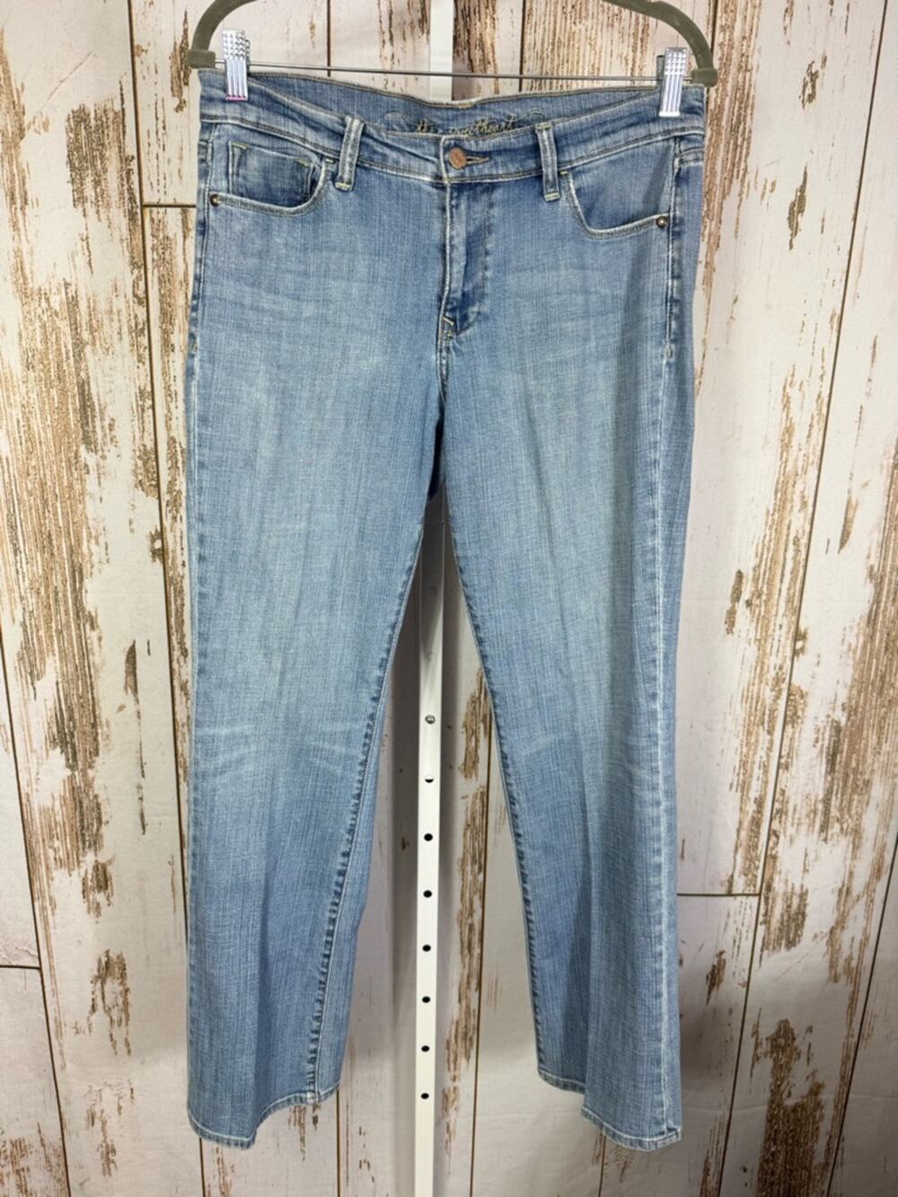 Old Navy The Sweetheart, Vintage Light Wash Straight Leg Jeans. Size 8 Short.